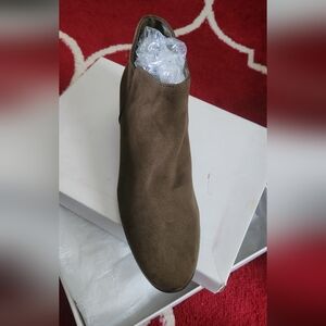 WOMEN ANKLE BOOTIES, STYLE & CO, IN TAUPE SUEDE UPPER, SIZE 10